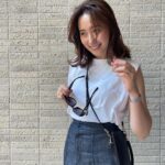 Misa Eto Instagram - ⁡ ⁡ 珍しく撮ってもらった🙋🏻‍♂️いつかの写真。 ママになると自分の写真はグッと減るけど 子供の似たような連写は増える...🤍 ⁡ スマホと鍵とカード入れられて便利な @jilsander のショルダーバッグがお気に入り🤭 @chanelofficial のサングラスは毎日つけてるんだけど、写真にするとあまりにもカッコつけてて恥ずかしいからお蔵入りです。笑 ⁡