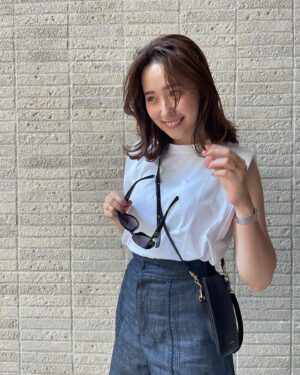 Misa Eto Instagram - ⁡
⁡
珍しく撮ってもらった🙋🏻‍♂️いつかの写真。
ママになると自分の写真はグッと減るけど
子供の似たような連写は増える...🤍
⁡
スマホと鍵とカード入れられて便利な @jilsander のショルダーバッグがお気に入り🤭
@chanelofficial のサングラスは毎日つけてるんだけど、写真にするとあまりにもカッコつけてて恥ずかしいからお蔵入りです。笑
⁡