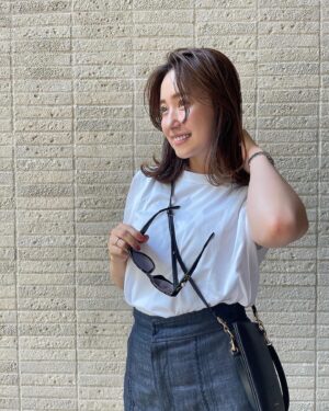 Misa Eto Instagram - ⁡
⁡
珍しく撮ってもらった🙋🏻‍♂️いつかの写真。
ママになると自分の写真はグッと減るけど
子供の似たような連写は増える...🤍
⁡
スマホと鍵とカード入れられて便利な @jilsander のショルダーバッグがお気に入り🤭
@chanelofficial のサングラスは毎日つけてるんだけど、写真にするとあまりにもカッコつけてて恥ずかしいからお蔵入りです。笑
⁡