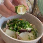 Misa Eto Instagram - ⁡ さっそく食欲の秋〜 豚汁が美味しい季節になってきました。⁡ 今日はお友達がお家まで来てくれたので久しぶりに作りました！ ⁡ 豚汁って、皆さん何と読みますか？ 我が家は ぶたじるです。 北海道と九州の一部で呼ばれるらしいけどどうなんだろう...🌝 今年も、地元大分県の、JAおおいた大分県農業協同組合さんから沢山のかぼすを頂きました。 ありがとうございます😊 ⁡ 野菜たっぷり豚汁レシピ ・豚肉 ・白菜 ・里芋 ・人参 ・大根 ・長葱 ・ごぼう ・しいたけ ・こんにゃく ・木綿豆腐 ⁡ 豚肉を胡麻油で炒めて色が変わったら、ささがきしたごぼうを炒める。 こんにゃく、大根、人参、里芋、長葱を入れる。 中身にかぶるくらいのお水を入れてグツグツ煮込み、白菜を入れ豆腐をちぎりながら入れて、最後にお味噌をとく。 好みで味噌を足す。 お好みで出汁を入れても良いですが、私はストウブで煮込むので野菜から出るだしのみで、十分優しい味になります。 器に入れた時に胡麻油と小ネギをたっぷり入れて、最後に、最後に大きなポイント。 かぼすを絞り入れる！！！ 皮を下にして絞り、皮の香りも一緒に落とす。 胡麻油とかぼすがポイントです！ ⁡ ぜひ一度お試しあれ〜💖💖