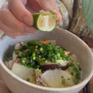 Misa Eto Instagram - ⁡

さっそく食欲の秋〜
豚汁が美味しい季節になってきました。⁡
今日はお友達がお家まで来てくれたので久しぶりに作りました！
⁡
豚汁って、皆さん何と読みますか？
我が家は ぶたじるです。
北海道と九州の一部で呼ばれるらしいけどどうなんだろう...🌝
今年も、地元大分県の、JAおおいた大分県農業協同組合さんから沢山のかぼすを頂きました。
ありがとうございます😊
⁡
野菜たっぷり豚汁レシピ
・豚肉
・白菜
・里芋
・人参
・大根
・長葱
・ごぼう
・しいたけ
・こんにゃく
・木綿豆腐
⁡
豚肉を胡麻油で炒めて色が変わったら、ささがきしたごぼうを炒める。
こんにゃく、大根、人参、里芋、長葱を入れる。
中身にかぶるくらいのお水を入れてグツグツ煮込み、白菜を入れ豆腐をちぎりながら入れて、最後にお味噌をとく。
好みで味噌を足す。
お好みで出汁を入れても良いですが、私はストウブで煮込むので野菜から出るだしのみで、十分優しい味になります。
器に入れた時に胡麻油と小ネギをたっぷり入れて、最後に、最後に大きなポイント。
かぼすを絞り入れる！！！
皮を下にして絞り、皮の香りも一緒に落とす。
胡麻油とかぼすがポイントです！
⁡
ぜひ一度お試しあれ〜💖💖