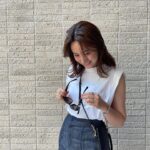 Misa Eto Instagram - ⁡ ⁡ 珍しく撮ってもらった🙋🏻‍♂️いつかの写真。 ママになると自分の写真はグッと減るけど 子供の似たような連写は増える...🤍 ⁡ スマホと鍵とカード入れられて便利な @jilsander のショルダーバッグがお気に入り🤭 @chanelofficial のサングラスは毎日つけてるんだけど、写真にするとあまりにもカッコつけてて恥ずかしいからお蔵入りです。笑 ⁡
