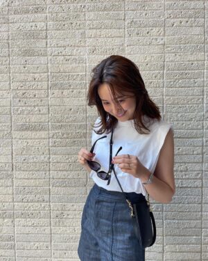 Misa Eto Instagram - ⁡
⁡
珍しく撮ってもらった🙋🏻‍♂️いつかの写真。
ママになると自分の写真はグッと減るけど
子供の似たような連写は増える...🤍
⁡
スマホと鍵とカード入れられて便利な @jilsander のショルダーバッグがお気に入り🤭
@chanelofficial のサングラスは毎日つけてるんだけど、写真にするとあまりにもカッコつけてて恥ずかしいからお蔵入りです。笑
⁡
