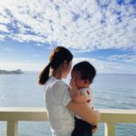 Misa Eto Instagram – ⁡
⁡
子供の可能性は無限大。
でも、ママだって無限大。
いや、ママこそ無限大！！
自分で蓋をしているだけで
自分で蓋を取ればこれからどんどん広がっていくもの。
⁡
毎日育児をしながら、ヘロヘロになりながら
それもまだ絶対にお母さんの存在が必要で
離れるとすぐに大泣き、一瞬でも目を離せない。
預かっていただける場所も活用させて頂きながらですが
それでも、そんな環境で本当に母親の産後の
自分の為のスキルアップって一筋縄ではいかないし、
もどかしい同じ気持ちをしている人も多いのかなって。
子供は愛おしい、、、でも、
社会からは取り残されてしまったような感覚になったり。
⁡
今、私も同じ気持ちを抱えています。
各家庭で環境は違うと思うけれど
一人で頑張るのは限界がある…
まず自分の事だけを考える時間を確保することが難しいから。
⁡
だからこそ！
周りの協力があってこそだと思うのです。
人の力を借りる、のも才能であり技術なのだと
最近の私の深い学びです。
⁡
頑張れちゃう、全部自分でやれちゃう
人に助けてって言えない、そんな人こそ
周りの人にサポートしてもらう環境を整える事と
サポートしてもらえるような自分で在ることが
必要なのではないかと思います。
自分がコントロールできることだけに集中して
人と比べず、自分に出来ることを取り組みます✊🏻
⁡
母親としての私、妻としての私
そして私自身も私の為に
無限大の可能性を信じてあげたいなって思います！
⁡
⁡
自分や愛する家族、応援してくれる仲間がいてくれたらもうそれで十分突き進める✨
夫が、私のためにサプライズで勉強机を組み立ててくれたので、なんだかしんみりしているのです。笑
夫の頑張りに刺激を貰っています。
だからこそ私も私で頑張るぞ！
⁡
と、みなさんの中にも同じ気持ちの方いらっしゃるのかな?って思って素直な気持ちを書いてみました。
肩の力を抜いて、一緒に頑張りましょう😌
⁡
