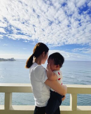 Misa Eto Instagram - ⁡
⁡
子供の可能性は無限大。
でも、ママだって無限大。
いや、ママこそ無限大！！
自分で蓋をしているだけで
自分で蓋を取ればこれからどんどん広がっていくもの。
⁡
毎日育児をしながら、ヘロヘロになりながら
それもまだ絶対にお母さんの存在が必要で
離れるとすぐに大泣き、一瞬でも目を離せない。
預かっていただける場所も活用させて頂きながらですが
それでも、そんな環境で本当に母親の産後の
自分の為のスキルアップって一筋縄ではいかないし、
もどかしい同じ気持ちをしている人も多いのかなって。
子供は愛おしい、、、でも、
社会からは取り残されてしまったような感覚になったり。
⁡
今、私も同じ気持ちを抱えています。
各家庭で環境は違うと思うけれど
一人で頑張るのは限界がある...
まず自分の事だけを考える時間を確保することが難しいから。
⁡
だからこそ！
周りの協力があってこそだと思うのです。
人の力を借りる、のも才能であり技術なのだと
最近の私の深い学びです。
⁡
頑張れちゃう、全部自分でやれちゃう
人に助けてって言えない、そんな人こそ
周りの人にサポートしてもらう環境を整える事と
サポートしてもらえるような自分で在ることが
必要なのではないかと思います。
自分がコントロールできることだけに集中して
人と比べず、自分に出来ることを取り組みます✊🏻
⁡
母親としての私、妻としての私
そして私自身も私の為に
無限大の可能性を信じてあげたいなって思います！
⁡
⁡
自分や愛する家族、応援してくれる仲間がいてくれたらもうそれで十分突き進める✨
夫が、私のためにサプライズで勉強机を組み立ててくれたので、なんだかしんみりしているのです。笑
夫の頑張りに刺激を貰っています。
だからこそ私も私で頑張るぞ！
⁡
と、みなさんの中にも同じ気持ちの方いらっしゃるのかな?って思って素直な気持ちを書いてみました。
肩の力を抜いて、一緒に頑張りましょう😌
⁡