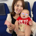 Misa Eto Instagram - ⁡ ⁡ 記念すべき初フライト✈️ 今回の帰省の目的は、お互いのひいじいちゃんと息子の初対面！ 90歳を過ぎたひいじいちゃん達、首をながーくながーーーくして待ってくれていました。 ⁡ 生後5ヶ月を過ぎ、首が座り寝返りもできて、本格的に暑くなる前のタイミングを狙ってみました。 初フライトは行きは大分の友人と、帰りは、、、私一人で👶🏻😭🫣🥶 ⁡ もうドッッキドキで、後ろの座席を早い時期から確保し、哺乳瓶を握りしめ泣いたらいつでも後ろにダッシュで行けるようにスタンバイしていましたが、蓋を開けてみれば私の緊張をよそに息子はずっっっと寝てくれていました。笑 (耳抜きの為、離陸と降下のタイミングの授乳はしましたけどね😌) 優しいCAの皆様のおかげもあり、なんとか大丈夫でした♡ ⁡