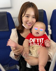 Misa Eto Instagram - ⁡ ⁡ 記念すべき初フライト✈️ 今回の帰省の目的は、お互いのひいじいちゃんと息子の初対面！ 90歳を過ぎたひいじいちゃん達、首をながーくながーーーくして待ってくれていました。 ⁡ 生後5ヶ月を過ぎ、首が座り寝返りもできて、本格的に暑くなる前のタイミングを狙ってみました。 初フライトは行きは大分の友人と、帰りは、、、私一人で👶🏻😭🫣🥶 ⁡ もうドッッキドキで、後ろの座席を早い時期から確保し、哺乳瓶を握りしめ泣いたらいつでも後ろにダッシュで行けるようにスタンバイしていましたが、蓋を開けてみれば私の緊張をよそに息子はずっっっと寝てくれていました。笑 (耳抜きの為、離陸と降下のタイミングの授乳はしましたけどね😌) 優しいCAの皆様のおかげもあり、なんとか大丈夫でした♡ ⁡