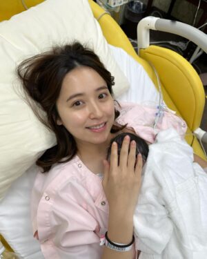 Misa Eto Instagram - ⁡
⁡
皆様にご報告です。

先日、源田家に第二子となる
元気な女の子が誕生しました🪽
母子共に健康で 無事に退院し、今は４人家族での新しい生活がスタートしています。

妊娠中は2度の切迫流産がありながら、出産・産後もサポートしてくださった産院の方、両親や周りの方々に本当に感謝の気持ちでいっぱいです。

産後の疲労やホルモンの変化、身体の痛みもまだ残っていますが 尊い新生児期を思う存分噛み締めています🥹
ほわほわした肌触り...
赤ちゃんのにおい...
大きくならないで...と思いながらも、母乳やミルクで何g増えた！と成長を喜んだり 息子の時を思い出しながら ただただ娘に癒されている毎日です。

立ち会い出産ができ、最後は夫が横にいてくれて娘の誕生の瞬間を一緒に迎えることができたことがとても心強く、嬉しかったです。
私が入院中の息子のお世話や家事なども頑張ってくれたおかげで、安心して入院期間を過ごすことができました。

息子も娘のことを 妊娠中から『あしゃしゃん』(赤ちゃん)と呼んでいて、ぎゅーっとしたり よしよししたり、泣いていたら教えてくれたり足の小ささに驚いていたり、息子なりに妹のことを可愛がっている様子に感動しました。

幸せになるために産まれてきた命。
娘の生きる未来が幸せな人生で満ち溢れるよう、私たち夫婦の愛情を沢山伝えて 、力を合わせて育児をしていきたいと思います。
４人家族で迎える初めてのクリスマス、年末、お正月、ワクワクするシーズンを 自宅からにはなりますが思いっきり楽しみたいと思います🎄🎍

新しい家族が加わった源田家を
どうぞよろしくお願い致します👼🏻🤍⁡
⁡