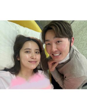 Misa Eto Instagram - ⁡
⁡
皆様にご報告です。

先日、源田家に第二子となる
元気な女の子が誕生しました🪽
母子共に健康で 無事に退院し、今は４人家族での新しい生活がスタートしています。

妊娠中は2度の切迫流産がありながら、出産・産後もサポートしてくださった産院の方、両親や周りの方々に本当に感謝の気持ちでいっぱいです。

産後の疲労やホルモンの変化、身体の痛みもまだ残っていますが 尊い新生児期を思う存分噛み締めています🥹
ほわほわした肌触り...
赤ちゃんのにおい...
大きくならないで...と思いながらも、母乳やミルクで何g増えた！と成長を喜んだり 息子の時を思い出しながら ただただ娘に癒されている毎日です。

立ち会い出産ができ、最後は夫が横にいてくれて娘の誕生の瞬間を一緒に迎えることができたことがとても心強く、嬉しかったです。
私が入院中の息子のお世話や家事なども頑張ってくれたおかげで、安心して入院期間を過ごすことができました。

息子も娘のことを 妊娠中から『あしゃしゃん』(赤ちゃん)と呼んでいて、ぎゅーっとしたり よしよししたり、泣いていたら教えてくれたり足の小ささに驚いていたり、息子なりに妹のことを可愛がっている様子に感動しました。

幸せになるために産まれてきた命。
娘の生きる未来が幸せな人生で満ち溢れるよう、私たち夫婦の愛情を沢山伝えて 、力を合わせて育児をしていきたいと思います。
４人家族で迎える初めてのクリスマス、年末、お正月、ワクワクするシーズンを 自宅からにはなりますが思いっきり楽しみたいと思います🎄🎍

新しい家族が加わった源田家を
どうぞよろしくお願い致します👼🏻🤍⁡
⁡
