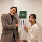 Misa Eto Instagram - ⁡ ⁡ 人気育児雑誌が選ぶ子育てトレンド 「第15回 ペアレンティングアワード」カップル部門を受賞して、授賞式に呼んで頂きました。 このような素敵な場を頂き、感謝の気持ちでいっぱいです。 この賞を励みに、今後もコミュニケーションをしっかり取りながら 子育てに前向きに取り組んでいけるよう、力を合わせて頑張っていきます！ 夫婦で初めてこのような式に参加させていただいて、私自身久しぶりの登壇で緊張していたのですが夫の方はもっと緊張していたようで... 右手右足、同時に出ていました😂(画像6枚目) そしてスタンバイ中、何度も口が乾いたと水を飲む😂 本当に凄い飲むもんだからそれに釣られて私も飲む。 登壇直前なのに、私はトイレに行きたくなってドレスは脱げないしでずっと我慢しておりました。 そんな顔には見えないでしょ？笑 そこは根性で👊🏻🤍笑⁡ 普段はなかなかない夫婦でのお仕事、新鮮でとても楽しかったです！ ありがとうございました✨ ⁡ ヘアメイク @mitsuteru_asahi 衛藤美彩 ワンピース #SELF-PORTRAIT ジュエリー @tasaki_intl 靴 @jimmychoo 源田壮亮 スーツ・ニット @ralphlauren 靴 @jimmychoo ⁡