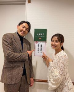 Misa Eto Instagram - ⁡ ⁡ 人気育児雑誌が選ぶ子育てトレンド 「第15回 ペアレンティングアワード」カップル部門を受賞して、授賞式に呼んで頂きました。 このような素敵な場を頂き、感謝の気持ちでいっぱいです。 この賞を励みに、今後もコミュニケーションをしっかり取りながら 子育てに前向きに取り組んでいけるよう、力を合わせて頑張っていきます！ 夫婦で初めてこのような式に参加させていただいて、私自身久しぶりの登壇で緊張していたのですが夫の方はもっと緊張していたようで... 右手右足、同時に出ていました😂(画像6枚目) そしてスタンバイ中、何度も口が乾いたと水を飲む😂 本当に凄い飲むもんだからそれに釣られて私も飲む。 登壇直前なのに、私はトイレに行きたくなってドレスは脱げないしでずっと我慢しておりました。 そんな顔には見えないでしょ？笑 そこは根性で👊🏻🤍笑⁡ 普段はなかなかない夫婦でのお仕事、新鮮でとても楽しかったです！ ありがとうございました✨ ⁡ ヘアメイク @mitsuteru_asahi 衛藤美彩 ワンピース #SELF-PORTRAIT ジュエリー @tasaki_intl 靴 @jimmychoo 源田壮亮 スーツ・ニット @ralphlauren 靴 @jimmychoo ⁡