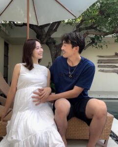 Misa Eto Instagram - ⁡ ⁡ この度、第二子となる新しい命を授かりました🕊️ この冬、源田家に新しい家族が加わります。 ⁡ 日々強くなる胎動をしっかり感じ、赤ちゃんと一心同体でいられるこの尊い期間を大切に感じながら、毎日を過ごしています👶🏻 ⁡ 今回も安定期に入るまで悪阻に悩まされましたが、息子のおかげで慌ただしく過ぎていきました😂 色々な症状が第一子の時とは全く違うので、赤ちゃんの個性のようなものを既に感じています。 ⁡ 今回は家族でセルフ撮影してみました！ スリーショットが撮りたくて挑戦したのですが、結果はご覧の通りです。笑 ⁡ 息子も、私がお腹を指差すと赤ちゃんの名前を呼んでくれます。 お腹をなでなでしてくれて、少しずつ分かってきているのかな？と思います☺️ 息子にとっては両親を独り占めできるのはあと少しなので、三人で過ごす時間を大切に、みんなで新しい赤ちゃんの誕生を楽しみに過ごしていきたいと思います🐣 ⁡ ⁡ 家族でお出かけしていて 声をかけて頂くことも多いのですが、これからオフで赤ちゃんのお買い物など行く予定で お腹も大きく目立ってきたので、ここでご報告させて頂きました！ ⁡ 今後とも 宜しくお願い致します😌✨ ⁡