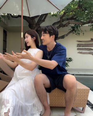 Misa Eto Instagram - ⁡
⁡
この度、第二子となる新しい命を授かりました🕊️
この冬、源田家に新しい家族が加わります。
⁡
日々強くなる胎動をしっかり感じ、赤ちゃんと一心同体でいられるこの尊い期間を大切に感じながら、毎日を過ごしています👶🏻
⁡
今回も安定期に入るまで悪阻に悩まされましたが、息子のおかげで慌ただしく過ぎていきました😂
色々な症状が第一子の時とは全く違うので、赤ちゃんの個性のようなものを既に感じています。
⁡
今回は家族でセルフ撮影してみました！
スリーショットが撮りたくて挑戦したのですが、結果はご覧の通りです。笑
⁡
息子も、私がお腹を指差すと赤ちゃんの名前を呼んでくれます。
お腹をなでなでしてくれて、少しずつ分かってきているのかな？と思います☺️
息子にとっては両親を独り占めできるのはあと少しなので、三人で過ごす時間を大切に、みんなで新しい赤ちゃんの誕生を楽しみに過ごしていきたいと思います🐣
⁡
⁡
家族でお出かけしていて 声をかけて頂くことも多いのですが、これからオフで赤ちゃんのお買い物など行く予定で お腹も大きく目立ってきたので、ここでご報告させて頂きました！
⁡
今後とも 宜しくお願い致します😌✨
⁡
