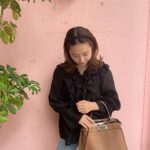 Misa Eto Instagram - ⁡ ⁡ 撮影終わりに急いでカバンに入れたペットボトルが気になって、がさごそ。 ⁡ 子供が産まれてからは毎日ほとんどデニム👖 妊娠中履けなかった反動もあるかも。 ゆったりワンピースはしばらくいい！ アウトじゃなくてインしたい！ ピタッとした服着たい！！！の反動。 @yanuk_official のデニムは柔らかくてとにかく動きやすいから5本持ってるお気に入り @fendi はワンピではなくカジュアルめな服にバサッと合わせることが多い そしてカチューシャ様様です🙏🏻 2枚目タグつけています ⁡