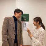 Misa Eto Instagram - ⁡ ⁡ 人気育児雑誌が選ぶ子育てトレンド 「第15回 ペアレンティングアワード」カップル部門を受賞して、授賞式に呼んで頂きました。 このような素敵な場を頂き、感謝の気持ちでいっぱいです。 この賞を励みに、今後もコミュニケーションをしっかり取りながら 子育てに前向きに取り組んでいけるよう、力を合わせて頑張っていきます！ 夫婦で初めてこのような式に参加させていただいて、私自身久しぶりの登壇で緊張していたのですが夫の方はもっと緊張していたようで... 右手右足、同時に出ていました😂(画像6枚目) そしてスタンバイ中、何度も口が乾いたと水を飲む😂 本当に凄い飲むもんだからそれに釣られて私も飲む。 登壇直前なのに、私はトイレに行きたくなってドレスは脱げないしでずっと我慢しておりました。 そんな顔には見えないでしょ？笑 そこは根性で👊🏻🤍笑⁡ 普段はなかなかない夫婦でのお仕事、新鮮でとても楽しかったです！ ありがとうございました✨ ⁡ ヘアメイク @mitsuteru_asahi 衛藤美彩 ワンピース #SELF-PORTRAIT ジュエリー @tasaki_intl 靴 @jimmychoo 源田壮亮 スーツ・ニット @ralphlauren 靴 @jimmychoo ⁡