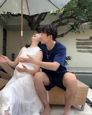 Misa Eto Instagram - ⁡
⁡
この度、第二子となる新しい命を授かりました🕊️
この冬、源田家に新しい家族が加わります。
⁡
日々強くなる胎動をしっかり感じ、赤ちゃんと一心同体でいられるこの尊い期間を大切に感じながら、毎日を過ごしています👶🏻
⁡
今回も安定期に入るまで悪阻に悩まされましたが、息子のおかげで慌ただしく過ぎていきました😂
色々な症状が第一子の時とは全く違うので、赤ちゃんの個性のようなものを既に感じています。
⁡
今回は家族でセルフ撮影してみました！
スリーショットが撮りたくて挑戦したのですが、結果はご覧の通りです。笑
⁡
息子も、私がお腹を指差すと赤ちゃんの名前を呼んでくれます。
お腹をなでなでしてくれて、少しずつ分かってきているのかな？と思います☺️
息子にとっては両親を独り占めできるのはあと少しなので、三人で過ごす時間を大切に、みんなで新しい赤ちゃんの誕生を楽しみに過ごしていきたいと思います🐣
⁡
⁡
家族でお出かけしていて 声をかけて頂くことも多いのですが、これからオフで赤ちゃんのお買い物など行く予定で お腹も大きく目立ってきたので、ここでご報告させて頂きました！
⁡
今後とも 宜しくお願い致します😌✨
⁡