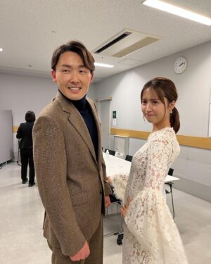 Misa Eto Instagram - ⁡
⁡
人気育児雑誌が選ぶ子育てトレンド
「第15回 ペアレンティングアワード」カップル部門を受賞して、授賞式に呼んで頂きました。
このような素敵な場を頂き、感謝の気持ちでいっぱいです。
この賞を励みに、今後もコミュニケーションをしっかり取りながら 子育てに前向きに取り組んでいけるよう、力を合わせて頑張っていきます！

夫婦で初めてこのような式に参加させていただいて、私自身久しぶりの登壇で緊張していたのですが夫の方はもっと緊張していたようで...
右手右足、同時に出ていました😂(画像6枚目)
そしてスタンバイ中、何度も口が乾いたと水を飲む😂
本当に凄い飲むもんだからそれに釣られて私も飲む。
登壇直前なのに、私はトイレに行きたくなってドレスは脱げないしでずっと我慢しておりました。
そんな顔には見えないでしょ？笑
そこは根性で👊🏻🤍笑⁡

普段はなかなかない夫婦でのお仕事、新鮮でとても楽しかったです！
ありがとうございました✨
⁡
ヘアメイク @mitsuteru_asahi 
衛藤美彩
ワンピース #SELF-PORTRAIT
ジュエリー @tasaki_intl 
靴 @jimmychoo 
源田壮亮
スーツ・ニット @ralphlauren 
靴 @jimmychoo 
⁡