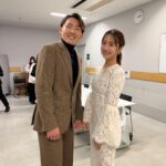 Misa Eto Instagram - ⁡ ⁡ 人気育児雑誌が選ぶ子育てトレンド 「第15回 ペアレンティングアワード」カップル部門を受賞して、授賞式に呼んで頂きました。 このような素敵な場を頂き、感謝の気持ちでいっぱいです。 この賞を励みに、今後もコミュニケーションをしっかり取りながら 子育てに前向きに取り組んでいけるよう、力を合わせて頑張っていきます！ 夫婦で初めてこのような式に参加させていただいて、私自身久しぶりの登壇で緊張していたのですが夫の方はもっと緊張していたようで... 右手右足、同時に出ていました😂(画像6枚目) そしてスタンバイ中、何度も口が乾いたと水を飲む😂 本当に凄い飲むもんだからそれに釣られて私も飲む。 登壇直前なのに、私はトイレに行きたくなってドレスは脱げないしでずっと我慢しておりました。 そんな顔には見えないでしょ？笑 そこは根性で👊🏻🤍笑⁡ 普段はなかなかない夫婦でのお仕事、新鮮でとても楽しかったです！ ありがとうございました✨ ⁡ ヘアメイク @mitsuteru_asahi 衛藤美彩 ワンピース #SELF-PORTRAIT ジュエリー @tasaki_intl 靴 @jimmychoo 源田壮亮 スーツ・ニット @ralphlauren 靴 @jimmychoo ⁡