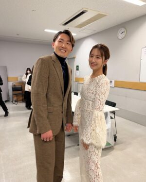 Misa Eto Instagram - ⁡
⁡
人気育児雑誌が選ぶ子育てトレンド
「第15回 ペアレンティングアワード」カップル部門を受賞して、授賞式に呼んで頂きました。
このような素敵な場を頂き、感謝の気持ちでいっぱいです。
この賞を励みに、今後もコミュニケーションをしっかり取りながら 子育てに前向きに取り組んでいけるよう、力を合わせて頑張っていきます！

夫婦で初めてこのような式に参加させていただいて、私自身久しぶりの登壇で緊張していたのですが夫の方はもっと緊張していたようで...
右手右足、同時に出ていました😂(画像6枚目)
そしてスタンバイ中、何度も口が乾いたと水を飲む😂
本当に凄い飲むもんだからそれに釣られて私も飲む。
登壇直前なのに、私はトイレに行きたくなってドレスは脱げないしでずっと我慢しておりました。
そんな顔には見えないでしょ？笑
そこは根性で👊🏻🤍笑⁡

普段はなかなかない夫婦でのお仕事、新鮮でとても楽しかったです！
ありがとうございました✨
⁡
ヘアメイク @mitsuteru_asahi 
衛藤美彩
ワンピース #SELF-PORTRAIT
ジュエリー @tasaki_intl 
靴 @jimmychoo 
源田壮亮
スーツ・ニット @ralphlauren 
靴 @jimmychoo 
⁡