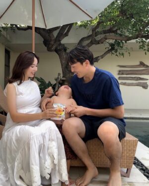 Misa Eto Instagram - ⁡
⁡
この度、第二子となる新しい命を授かりました🕊️
この冬、源田家に新しい家族が加わります。
⁡
日々強くなる胎動をしっかり感じ、赤ちゃんと一心同体でいられるこの尊い期間を大切に感じながら、毎日を過ごしています👶🏻
⁡
今回も安定期に入るまで悪阻に悩まされましたが、息子のおかげで慌ただしく過ぎていきました😂
色々な症状が第一子の時とは全く違うので、赤ちゃんの個性のようなものを既に感じています。
⁡
今回は家族でセルフ撮影してみました！
スリーショットが撮りたくて挑戦したのですが、結果はご覧の通りです。笑
⁡
息子も、私がお腹を指差すと赤ちゃんの名前を呼んでくれます。
お腹をなでなでしてくれて、少しずつ分かってきているのかな？と思います☺️
息子にとっては両親を独り占めできるのはあと少しなので、三人で過ごす時間を大切に、みんなで新しい赤ちゃんの誕生を楽しみに過ごしていきたいと思います🐣
⁡
⁡
家族でお出かけしていて 声をかけて頂くことも多いのですが、これからオフで赤ちゃんのお買い物など行く予定で お腹も大きく目立ってきたので、ここでご報告させて頂きました！
⁡
今後とも 宜しくお願い致します😌✨
⁡