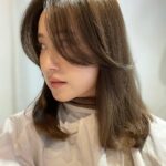 Misa Eto Instagram - ⁡ ⁡ 先日、ひさびさ美容院💇‍♀️ カラーはいつもお任せで最高な色にしてくれる川田さん @shingo_kawada ⁡ ずっと伸ばしてる前髪を整えてもらって、流れが綺麗になって巻きやすくなったー！ この日は後ろの髪は巻いていないけど、巻くと全体が馴染むような前髪にしてもらいました。 前髪は50mmのカーラーで作っています メイク中にくるっと巻いて、終わったらカーラー取るだけでこんな感じになるから時短でhappy🙆🏼‍♀️🤍 ⁡ ⁡#newhair