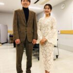 Misa Eto Instagram - ⁡ ⁡ 人気育児雑誌が選ぶ子育てトレンド 「第15回 ペアレンティングアワード」カップル部門を受賞して、授賞式に呼んで頂きました。 このような素敵な場を頂き、感謝の気持ちでいっぱいです。 この賞を励みに、今後もコミュニケーションをしっかり取りながら 子育てに前向きに取り組んでいけるよう、力を合わせて頑張っていきます！ 夫婦で初めてこのような式に参加させていただいて、私自身久しぶりの登壇で緊張していたのですが夫の方はもっと緊張していたようで... 右手右足、同時に出ていました😂(画像6枚目) そしてスタンバイ中、何度も口が乾いたと水を飲む😂 本当に凄い飲むもんだからそれに釣られて私も飲む。 登壇直前なのに、私はトイレに行きたくなってドレスは脱げないしでずっと我慢しておりました。 そんな顔には見えないでしょ？笑 そこは根性で👊🏻🤍笑⁡ 普段はなかなかない夫婦でのお仕事、新鮮でとても楽しかったです！ ありがとうございました✨ ⁡ ヘアメイク @mitsuteru_asahi 衛藤美彩 ワンピース #SELF-PORTRAIT ジュエリー @tasaki_intl 靴 @jimmychoo 源田壮亮 スーツ・ニット @ralphlauren 靴 @jimmychoo ⁡