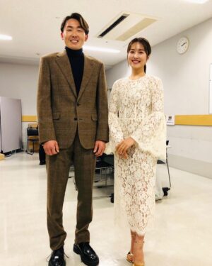 Misa Eto Instagram - ⁡
⁡
人気育児雑誌が選ぶ子育てトレンド
「第15回 ペアレンティングアワード」カップル部門を受賞して、授賞式に呼んで頂きました。
このような素敵な場を頂き、感謝の気持ちでいっぱいです。
この賞を励みに、今後もコミュニケーションをしっかり取りながら 子育てに前向きに取り組んでいけるよう、力を合わせて頑張っていきます！

夫婦で初めてこのような式に参加させていただいて、私自身久しぶりの登壇で緊張していたのですが夫の方はもっと緊張していたようで...
右手右足、同時に出ていました😂(画像6枚目)
そしてスタンバイ中、何度も口が乾いたと水を飲む😂
本当に凄い飲むもんだからそれに釣られて私も飲む。
登壇直前なのに、私はトイレに行きたくなってドレスは脱げないしでずっと我慢しておりました。
そんな顔には見えないでしょ？笑
そこは根性で👊🏻🤍笑⁡

普段はなかなかない夫婦でのお仕事、新鮮でとても楽しかったです！
ありがとうございました✨
⁡
ヘアメイク @mitsuteru_asahi 
衛藤美彩
ワンピース #SELF-PORTRAIT
ジュエリー @tasaki_intl 
靴 @jimmychoo 
源田壮亮
スーツ・ニット @ralphlauren 
靴 @jimmychoo 
⁡