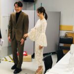 Misa Eto Instagram - ⁡ ⁡ 人気育児雑誌が選ぶ子育てトレンド 「第15回 ペアレンティングアワード」カップル部門を受賞して、授賞式に呼んで頂きました。 このような素敵な場を頂き、感謝の気持ちでいっぱいです。 この賞を励みに、今後もコミュニケーションをしっかり取りながら 子育てに前向きに取り組んでいけるよう、力を合わせて頑張っていきます！ 夫婦で初めてこのような式に参加させていただいて、私自身久しぶりの登壇で緊張していたのですが夫の方はもっと緊張していたようで... 右手右足、同時に出ていました😂(画像6枚目) そしてスタンバイ中、何度も口が乾いたと水を飲む😂 本当に凄い飲むもんだからそれに釣られて私も飲む。 登壇直前なのに、私はトイレに行きたくなってドレスは脱げないしでずっと我慢しておりました。 そんな顔には見えないでしょ？笑 そこは根性で👊🏻🤍笑⁡ 普段はなかなかない夫婦でのお仕事、新鮮でとても楽しかったです！ ありがとうございました✨ ⁡ ヘアメイク @mitsuteru_asahi 衛藤美彩 ワンピース #SELF-PORTRAIT ジュエリー @tasaki_intl 靴 @jimmychoo 源田壮亮 スーツ・ニット @ralphlauren 靴 @jimmychoo ⁡