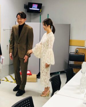 Misa Eto Instagram - ⁡
⁡
人気育児雑誌が選ぶ子育てトレンド
「第15回 ペアレンティングアワード」カップル部門を受賞して、授賞式に呼んで頂きました。
このような素敵な場を頂き、感謝の気持ちでいっぱいです。
この賞を励みに、今後もコミュニケーションをしっかり取りながら 子育てに前向きに取り組んでいけるよう、力を合わせて頑張っていきます！

夫婦で初めてこのような式に参加させていただいて、私自身久しぶりの登壇で緊張していたのですが夫の方はもっと緊張していたようで...
右手右足、同時に出ていました😂(画像6枚目)
そしてスタンバイ中、何度も口が乾いたと水を飲む😂
本当に凄い飲むもんだからそれに釣られて私も飲む。
登壇直前なのに、私はトイレに行きたくなってドレスは脱げないしでずっと我慢しておりました。
そんな顔には見えないでしょ？笑
そこは根性で👊🏻🤍笑⁡

普段はなかなかない夫婦でのお仕事、新鮮でとても楽しかったです！
ありがとうございました✨
⁡
ヘアメイク @mitsuteru_asahi 
衛藤美彩
ワンピース #SELF-PORTRAIT
ジュエリー @tasaki_intl 
靴 @jimmychoo 
源田壮亮
スーツ・ニット @ralphlauren 
靴 @jimmychoo 
⁡