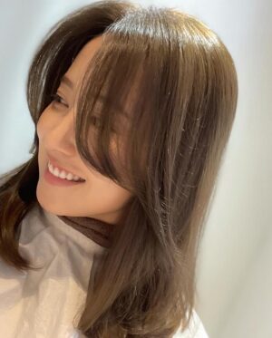 Misa Eto Instagram - ⁡
⁡
先日、ひさびさ美容院💇‍♀️
カラーはいつもお任せで最高な色にしてくれる川田さん @shingo_kawada 
⁡
ずっと伸ばしてる前髪を整えてもらって、流れが綺麗になって巻きやすくなったー！
この日は後ろの髪は巻いていないけど、巻くと全体が馴染むような前髪にしてもらいました。
前髪は50mmのカーラーで作っています
メイク中にくるっと巻いて、終わったらカーラー取るだけでこんな感じになるから時短でhappy🙆🏼‍♀️🤍
⁡
⁡#newhair