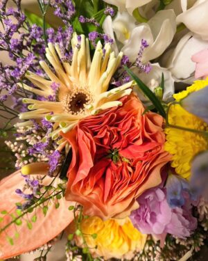 Misa Eto Instagram - ⁡
⁡
母の日💐
２人の母に、花束を。
毎年お世話になっている @moca.923 さん💐
⁡
"言葉にしなくても伝わるでしょ？分かるでしょ？"
近い関係性になればなるほど、意識しないと感謝の言葉を伝える機会は減ってしまう。
大切な人だからこそ 言葉や態度で伝えることが何より大切で、その関係にあぐらをかかずにコミュニケーションを取っていきたいです☺️
⁡
３枚目は夫と息子からもらったお手紙✉️
手形に挑戦したけど、息子が最後に手を動かしてしまったみたいで失敗しちゃったと。
そして手が汚れて拭き残しがバレないよう、入念に洗ったそうで。
おかげで全然気づきませんでした😂
大好きなシール貼りを、パパと頑張ったんだね✨
私が居ないときにコソッと頑張って作っくれていたことが微笑ましく、愛おしく、胸いっぱいになりました。

源田家の太陽☀️
どんな時も家族を照らせるように、
その為にまずは私自身が輝いていきたいです😌
⁡
#母の日 
⁡