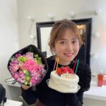 Misa Eto Instagram - ⁡ ⁡ 2023年最初のお仕事は美人百花( @bijinhyakka ) の撮影でした！ 撮影後に誕生日ケーキとお花のプレゼント...💐 今年も宜しくお願い致します😊 ⁡ 今年の投稿は美容、コスメ、使って良かったものなどもっと前みたいに多めにシェアしていこうかな🤍 ⁡それと今年の美容テーマはインナービューティー！(突然の発表😂) 食べるもの、サポートでいれるもの、食べられたもので身体は作られていると再確認。 オフシーズンとお正月で油断した体を元に戻すべく、ちょっと本気で頑張ります🫣 ⁡