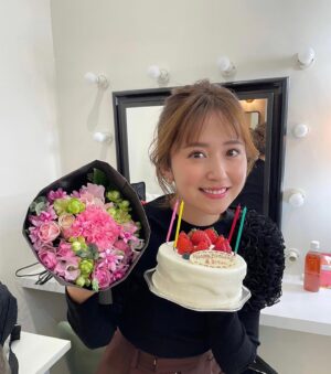 Misa Eto Instagram - ⁡
⁡
2023年最初のお仕事は美人百花( @bijinhyakka ) の撮影でした！
撮影後に誕生日ケーキとお花のプレゼント...💐
今年も宜しくお願い致します😊
⁡
今年の投稿は美容、コスメ、使って良かったものなどもっと前みたいに多めにシェアしていこうかな🤍
⁡それと今年の美容テーマはインナービューティー！(突然の発表😂)
食べるもの、サポートでいれるもの、食べられたもので身体は作られていると再確認。
オフシーズンとお正月で油断した体を元に戻すべく、ちょっと本気で頑張ります🫣
⁡
