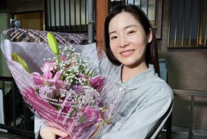 Misako Renbutsu Instagram - 🫀

改めて、連続ドラマW #坂の上の赤い屋根
最後までご覧くださった皆さま
ありがとうございました💐

想像を遥かに超えて
礼子を受け取ってもらえた気がして、
とても嬉しかったです。
礼子への温かい言葉を目にするたびに、
礼子が劇中で渇望していたものが
ここにきてやっと手に入った気がして、
読むたびに鼻の奥がツンとする
初めての感覚を味わいました。
なんだかんだ、私の中には礼子の欠片がまだ在るのかなぁ。
それもまたなんだか嬉しかった。

礼子、大好きだよー。
どこかで必ず幸せになってね。