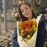 Misako Renbutsu Instagram - 〝今夜すきやきだよ〟　　 改めて、ご覧くださった皆さま、ありがとうございました💐 今回、#今夜すきやきだよ の呟きをわりとしっかり見ていたのですが、なんというか、ずっと皆さんとキャッチボールをしているような気分でした。 〝うんうん分かる〟という共感や、〝なるほどその視点はなかった〟の発見、ともこのように多数派も少数派も全部ひっくるめて、ずっと大切なやりとりをしていたような、そんな気持ちでした。きっと大きな意味で、皆さんとは〝人生の仲間〟なのかな、と思ったり。いや、そうであってほしいなぁ。 たくさんの人に「終わってほしくない」「ずっと観続けていたい」と言っていただけたこと、創り手の１人として、とても嬉しかったです。 現実世界ではいろんな、本当にいろんなことがあるけど、これから私自身も、あいこやともこのようにたくさん迷ったり悩んだりしながら、楽しそう、と思えるほうに舵を切って生きていきたいなと思います。相手に寄り添って、自分にも寄り添って🕊 最後まで作品を愛してくださった皆さま、ありがとうございました！🍻
