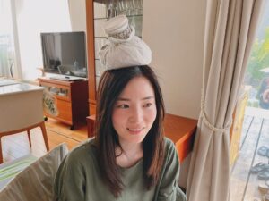 Misako Renbutsu Instagram - 🫀

今日よる１０時から
連続ドラマW  #坂の上の赤い屋根
スタートです。

今まででいちばん、辛かった役かもしれません。
でもその分、私は礼子のことが心から大好きで、
今でもふと、幸せでいてほしいな、と願う役です。

フィクションではあるけど
決して対岸の火事ではない 、
私たちのすぐそばにある物語だと思います。
受け取ってもらえますように💐

(最後の写真は、激しめのシーンに疲労困憊の人）