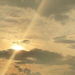 Misako Renbutsu Instagram – 映画 天外者、本日無事に公開初日を迎えることができました。今日の夕日、なんかかっこよかったなぁ。

2枚目の写真は、現場にて。春馬っちが自前のカメラで撮ってくれたものです。(高校時代のあだ名で今も呼んでいます）(こうして文字に起こすとちょっと恥ずかしい）
この時、普通にしててーと言われたものの気恥ずかしくて、結局笑ってしまっている私。笑

3.4枚目は、私がアップする日だったかな？
綺麗だなーと思って撮りました。いい顔してるね。

初日を迎えた今、静かに願っています。作品を観てくださる方の心に、いつまでも彼の情熱が残り続けてくれたらいいな、と。どこにも正解はないけど、とっても頑張ってたことは間違いないから。

彼の、五代さんの想いが、届きますように。