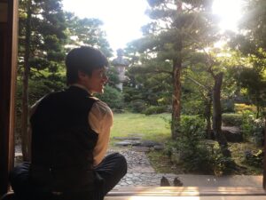 Misako Renbutsu Instagram - 映画 天外者、本日無事に公開初日を迎えることができました。今日の夕日、なんかかっこよかったなぁ。 2枚目の写真は、現場にて。春馬っちが自前のカメラで撮ってくれたものです。(高校時代のあだ名で今も呼んでいます）(こうして文字に起こすとちょっと恥ずかしい） この時、普通にしててーと言われたものの気恥ずかしくて、結局笑ってしまっている私。笑 3.4枚目は、私がアップする日だったかな？ 綺麗だなーと思って撮りました。いい顔してるね。 初日を迎えた今、静かに願っています。作品を観てくださる方の心に、いつまでも彼の情熱が残り続けてくれたらいいな、と。どこにも正解はないけど、とっても頑張ってたことは間違いないから。 彼の、五代さんの想いが、届きますように。
