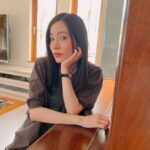 Misako Renbutsu Instagram - 🫀 今日よる１０時から 連続ドラマW #坂の上の赤い屋根 スタートです。 今まででいちばん、辛かった役かもしれません。 でもその分、私は礼子のことが心から大好きで、 今でもふと、幸せでいてほしいな、と願う役です。 フィクションではあるけど 決して対岸の火事ではない 、 私たちのすぐそばにある物語だと思います。 受け取ってもらえますように💐 (最後の写真は、激しめのシーンに疲労困憊の人）