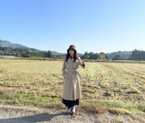 Misako Renbutsu Instagram - 🐣 映画 #女優は泣かない ついに本日から公開です！ ついに、と書いてしまうくらい、紆余曲折あった、難産だった作品です。巣立つんだなぁ、嬉しいなあ。 - がむしゃらに、夢と闘う人たちのお話です。 壁にぶつかっては、壁を叩き壊そうとしたり、傷だらけでよじ登ろうとしたり、やっぱり無理！って壁の前で不貞寝したり。 そんな泥臭い、不器用な人間臭さが、キラキラ輝いてる映画だと思います。 そんな愛おしい彼女たちが、たくさんの人に届きますように。ぜひ劇場でご覧ください🕊️ あ〜〜なんかずっと心の中にいた梨枝が、飛んでった気がするな〜〜 @joyuwanakanai