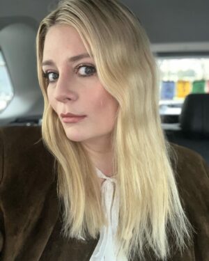Mischa Barton Instagram - My perfect Spring hair, ready for my next role thank you so much @glorib Sally herschberger salon 💇🏼‍♀️ I love it. What a crazy transformation 🤍 Australia here I come 🇦🇺