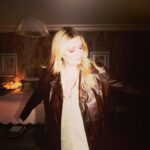 Mischa Barton Instagram - my fave London behind the scenes 📸 captured by lovely @pixielevinson 📀🦁🕰️ 📺🤎