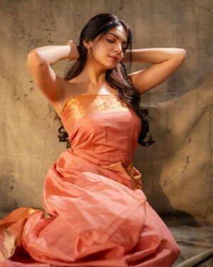 Misha Narang Instagram - ❤️❤️
.
.
📸: @ayushgoenka_ 

#instagood #instadaily #saree #portrait #pictureoftheday #mishanarang