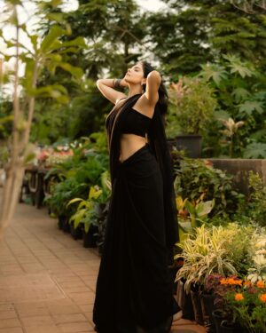 Misha Narang Instagram - 🖤🖤
.
.
📸: @nikhilmore77 

#instagram #instadaily #saree #photooftheday #photoshoot #portrait #mishanarang