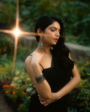 Misha Narang Instagram - 🖤🖤
.
.
📸: @nikhilmore77 

#instagram #instadaily #saree #photooftheday #photoshoot #portrait #mishanarang