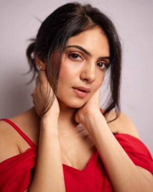 Misha Narang Instagram - ❤️❤️

#pictureoftheday #instafit #instadaily #portrait #portraitphotography #red #reddress #photoshoot #mishanarang