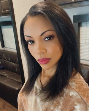 Mishael Morgan Instagram - Let’s work! Can’t say too much yet, but it was a fun first day. 😉 #actorslife #onset #livingthedream #workinghardandhardlyworking #chicago