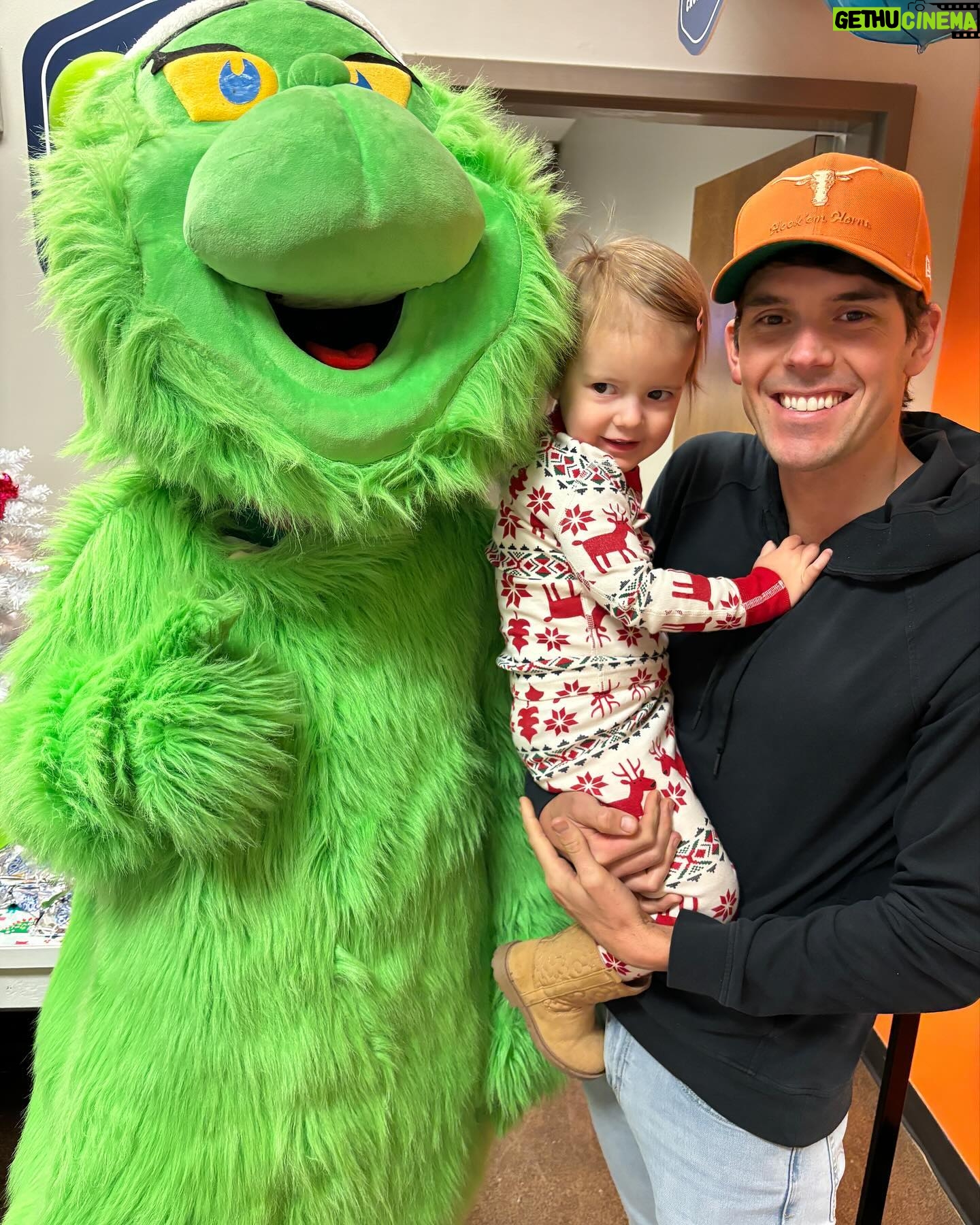 Missy Franklin Instagram - Magical💫Moments✨ So beyond thankful to EVERYONE who has made this holiday season feel so special. Especially, our beautiful two year old. Seeing this time of year through your child’s eyes is more fulfilling than I could have ever dreamed of. Special shout out to @thayesjohnson for being the best and most supporting husband and life partner, even when his wife gets overtaken by the Christmas spirit and signs them up to do alllll the things🤗🎅🏼😍