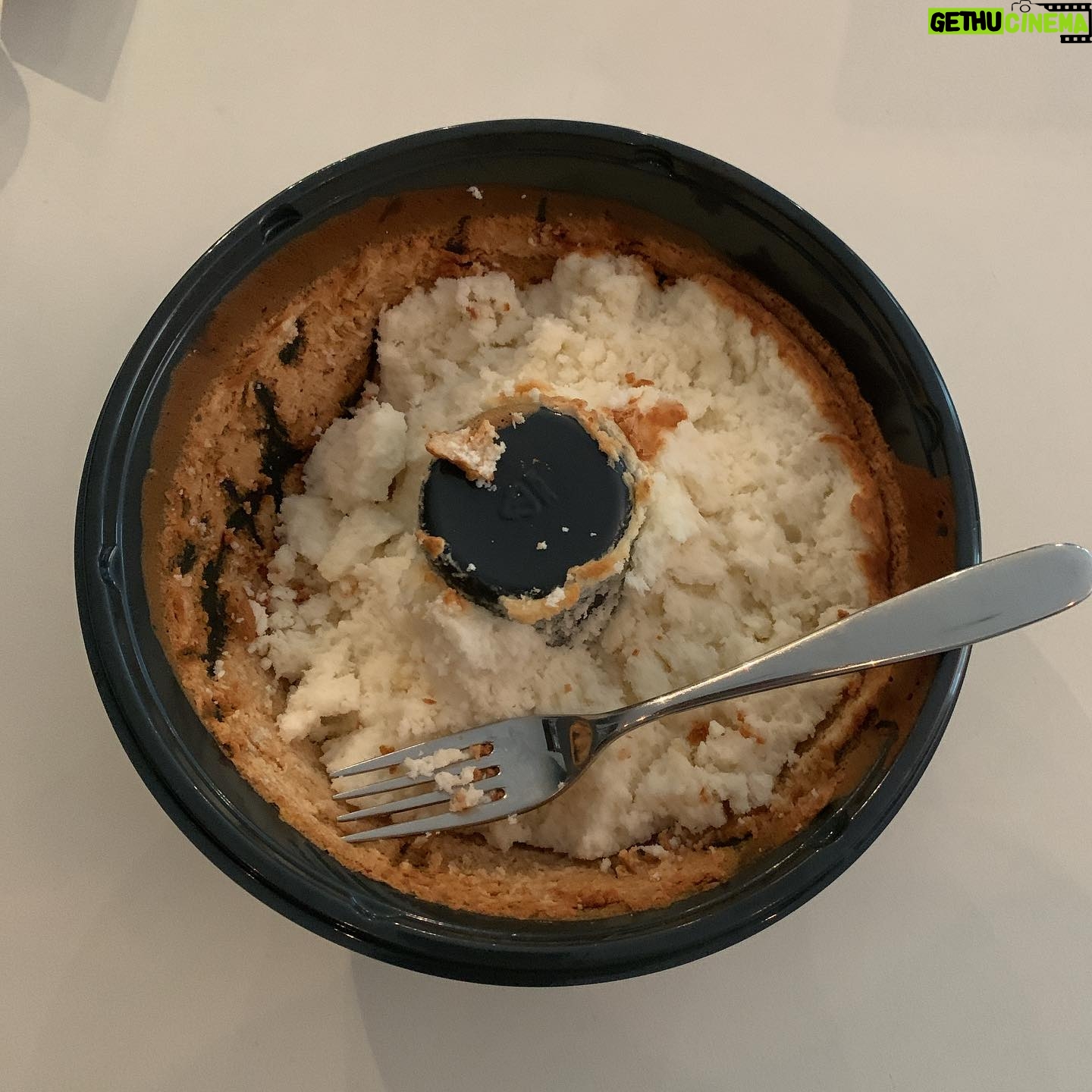 Missy Peregrym Instagram - It’s really important that you eat super nutrient rich foods when you’re pregnant. Your baby’s brain and spine and eyes going in the right place depend on it. #highfive #maybelater #angelfoodcake