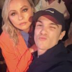 Mitsou Gélinas Instagram – À qui le p’tit cœur après 9h? Est-ce à moi? Est-ce à toi? @lennikim est venu se divertir à la création du nouveau podcast de @trannawintour, juste avant de sauter dans un nouveau rôle…